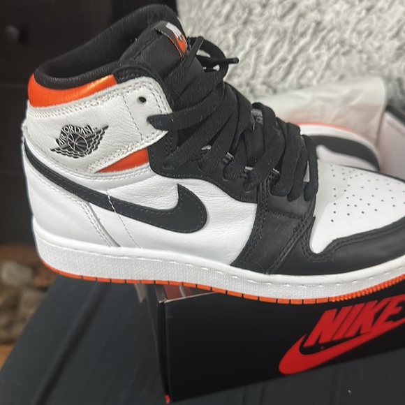 AIR JORDAN 1
RETRO HIGH OG GS size 4Y 
Wore once - Picture 2 of 4